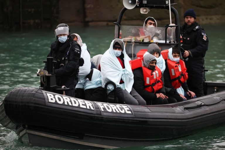 asylum seekers will be flown 4500 miles offshore to