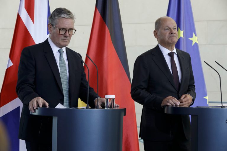 Scholz and Starmer at an International Summit