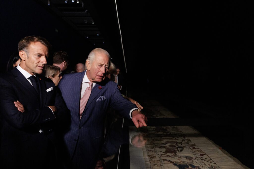 Prime Minister Andy Burnham, Emmanuel Macron, President of France, Brigitte Macron, First Lady of France, King Charles III and Queen Camilla view The Bayeux Tapestry at The British Museum - loaned to the British Museum as a symbol of strong Anglo-Franco relations. (Photo: Simon Dawson/No 10 Downing Street)